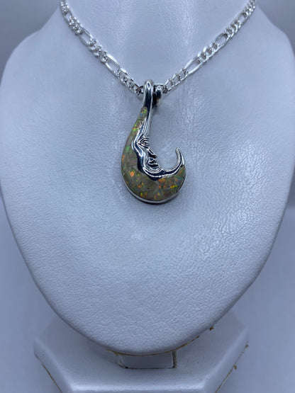 Ópalo de fuego con tonos naranja y amarillo engastado en plata .950