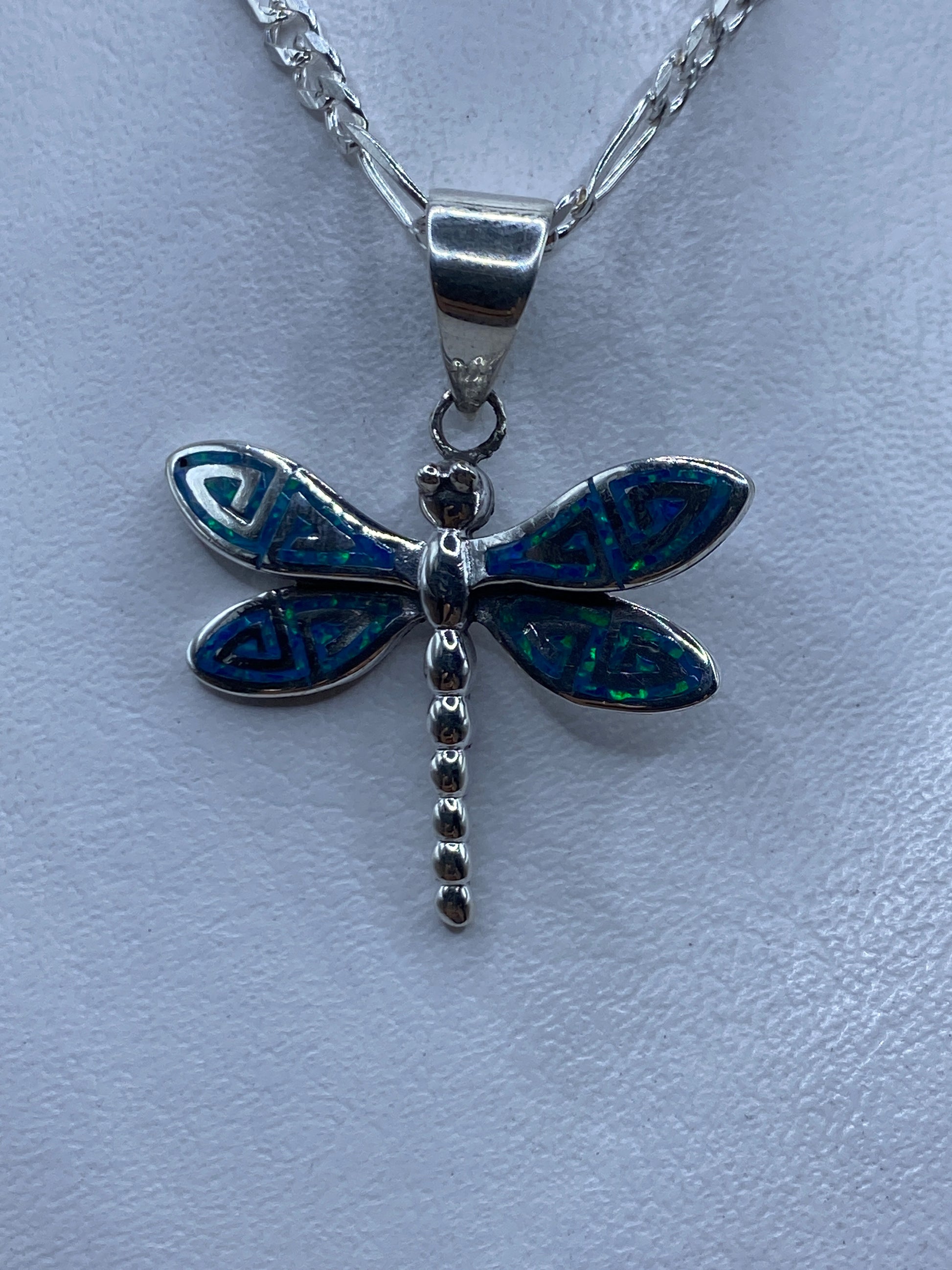 Dije libélula de plata .950 con ópalo de fuego azul incrustado, colgando de una cadena