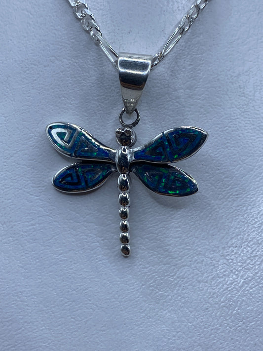 Dije libélula de plata .950 con ópalo de fuego azul incrustado, colgando de una cadena