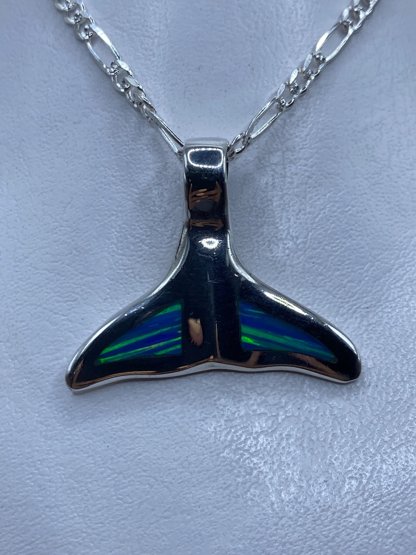 Dije de plata .925 en forma de cola de ballena con Ópalo de Fuego azul engastado, colgando de cadena plateada