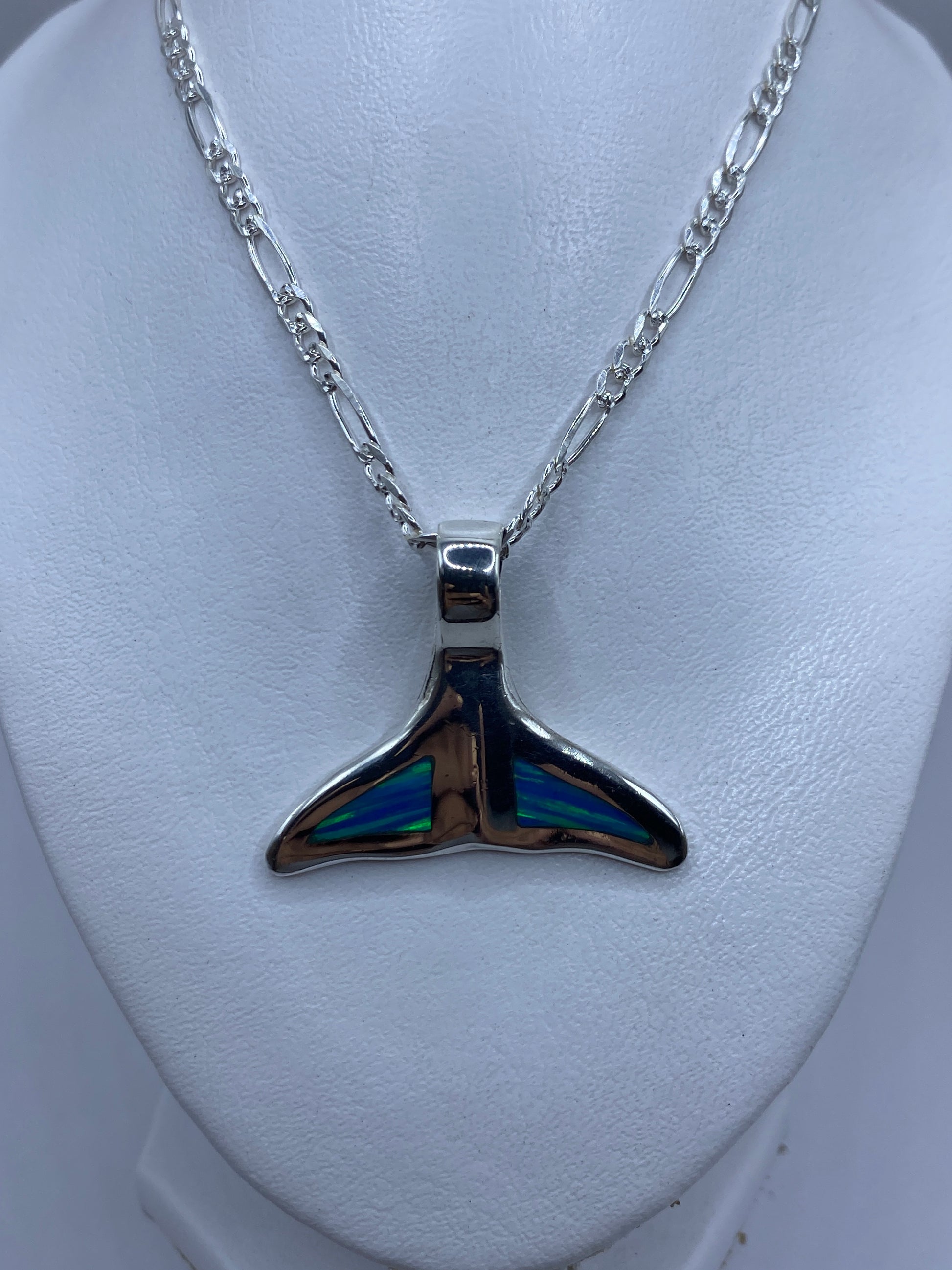 Detalle del engaste de ópalo de fuego azul en plata .925 de Taxco