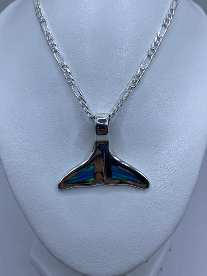 Detalle del engaste de ópalo de fuego azul en plata .925 de Taxco