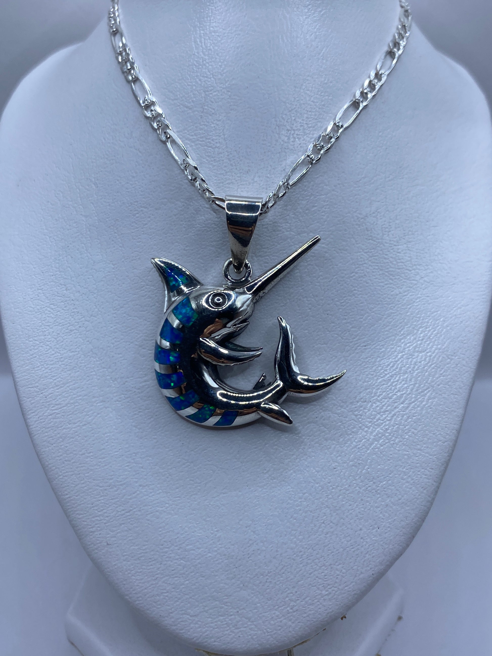 Detalle del engaste de ópalo azul en el cuerpo del marlin de plata