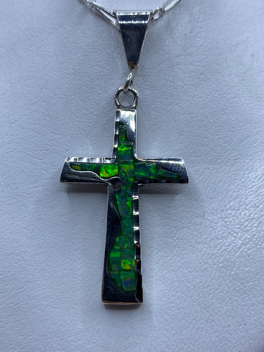 Dije cruz de plata .950 con ópalo de fuego verde limón sobre cadena figaro