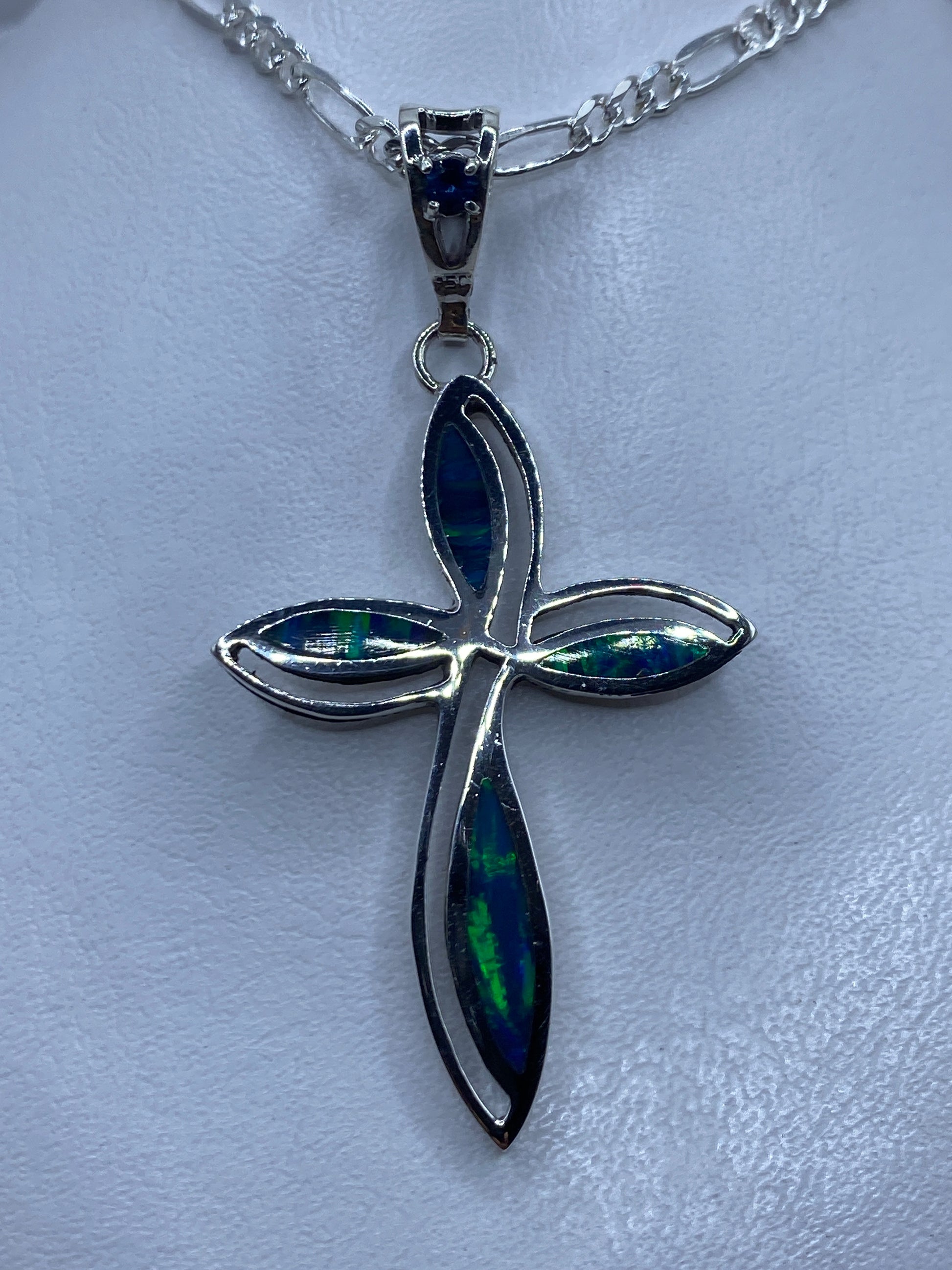 Dije cruz de plata con Opalo de Fuego azul engastado a mano