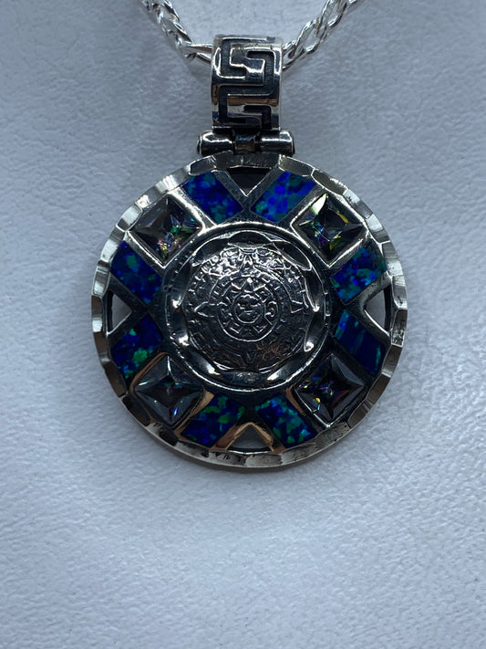 Dije cruz de plata .950 con Ópalo de Fuego azul engastado, colgando de cadena