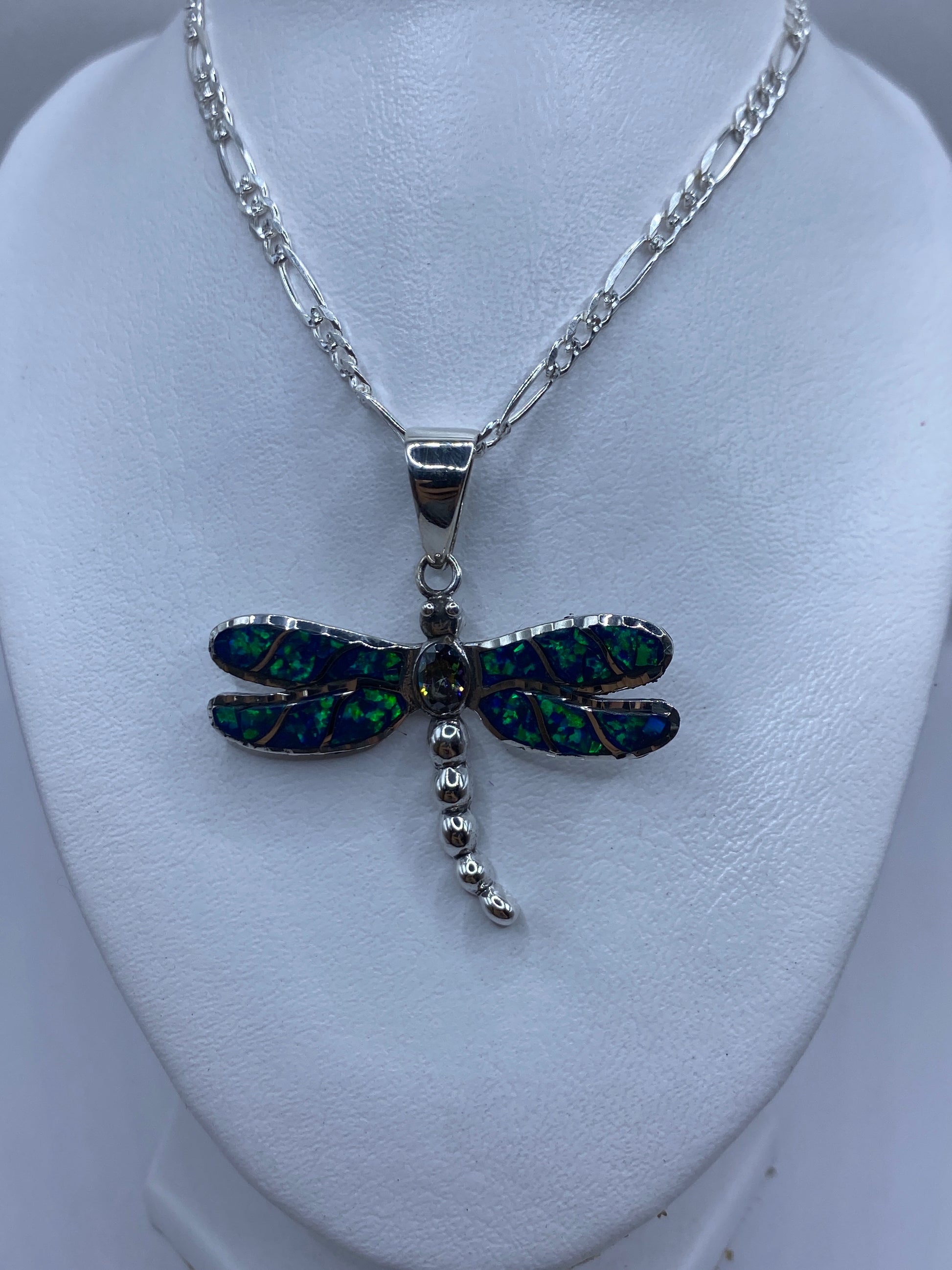 Detalle del ópalo de fuego con destello azul verdoso y el engaste a mano en plata
