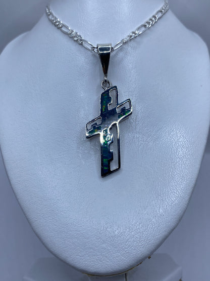 Detalle de la incrustación del ópalo de fuego en los cortes de la cruz