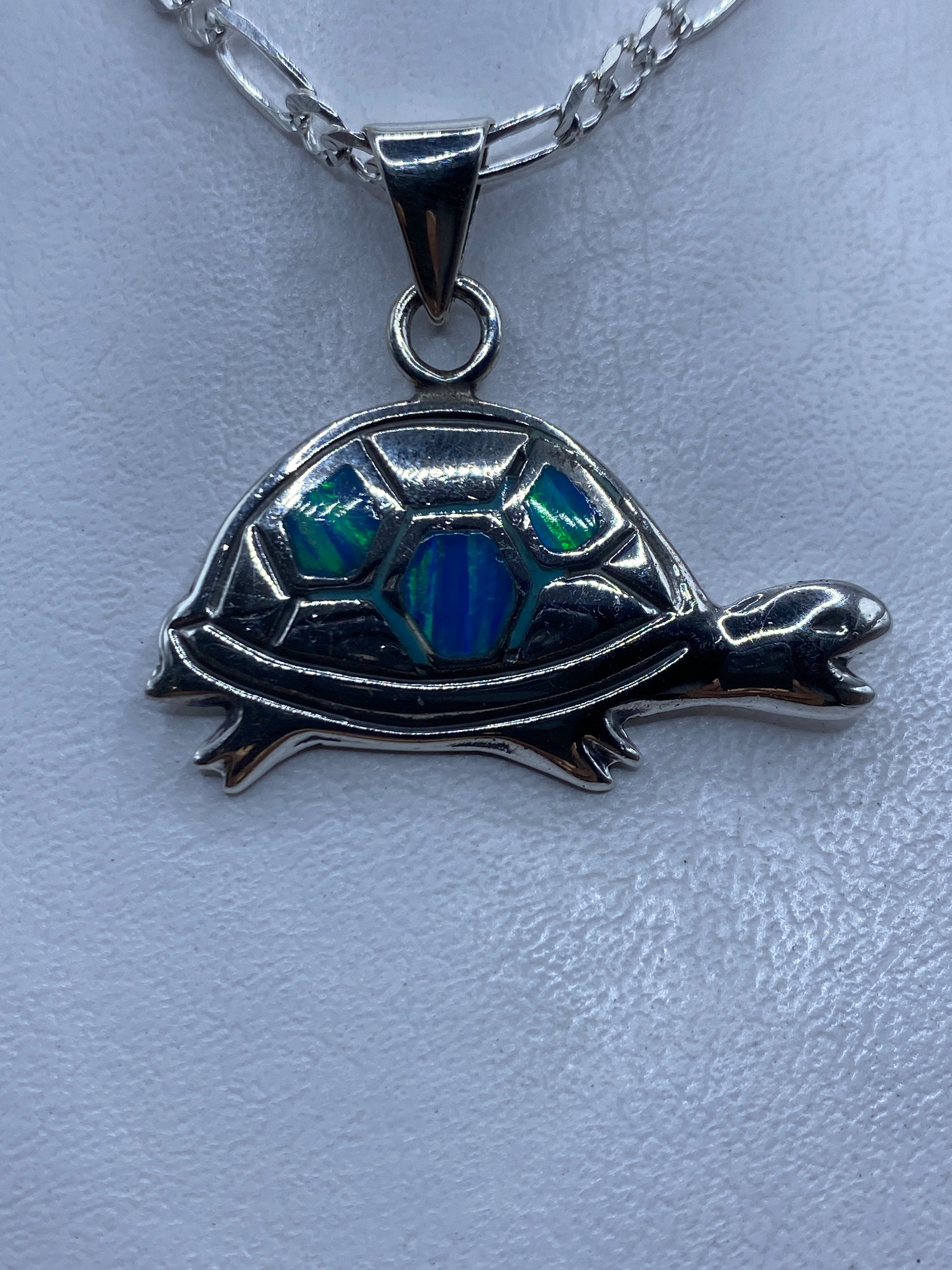 Dije tortuga de plata con Opalo de Fuego azul cielo engastado en el caparazón