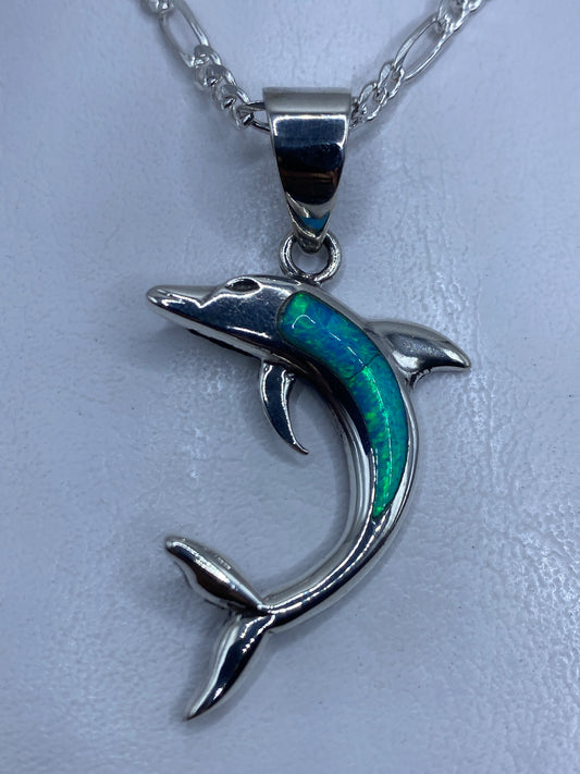 Dije delfín de plata .950 con Opalo de Fuego azul cielo, colgando de cadena de plata