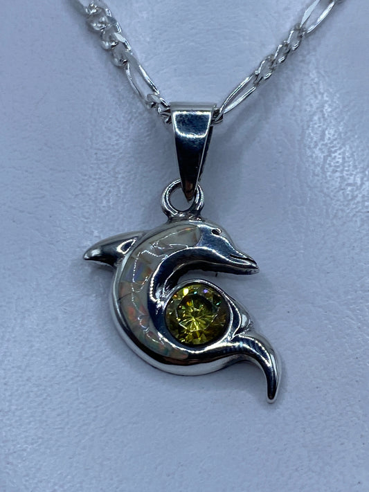 Dije de delfín en plata .950 con ópalo de fuego multicolor, colgando de cadena plateada