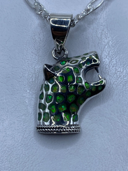 Dije de plata jaguareté con ópalo de fuego verde limón engastado a mano