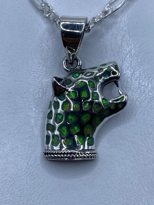 Dije de plata jaguareté con ópalo de fuego verde limón engastado a mano