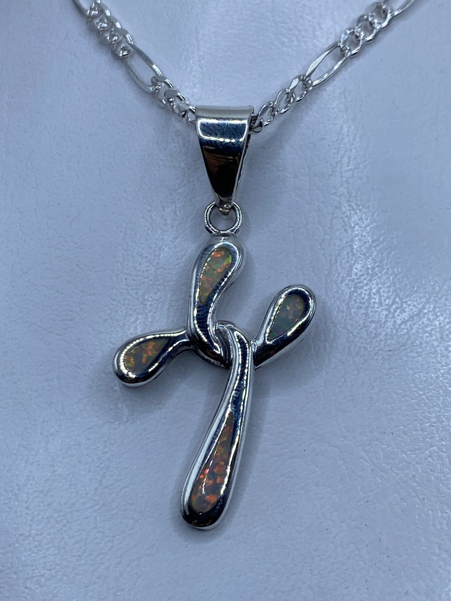 Cruz de plata .950 con opalo de fuego multicolor anaranjado, 5.4 cm de largo, sin cadena
