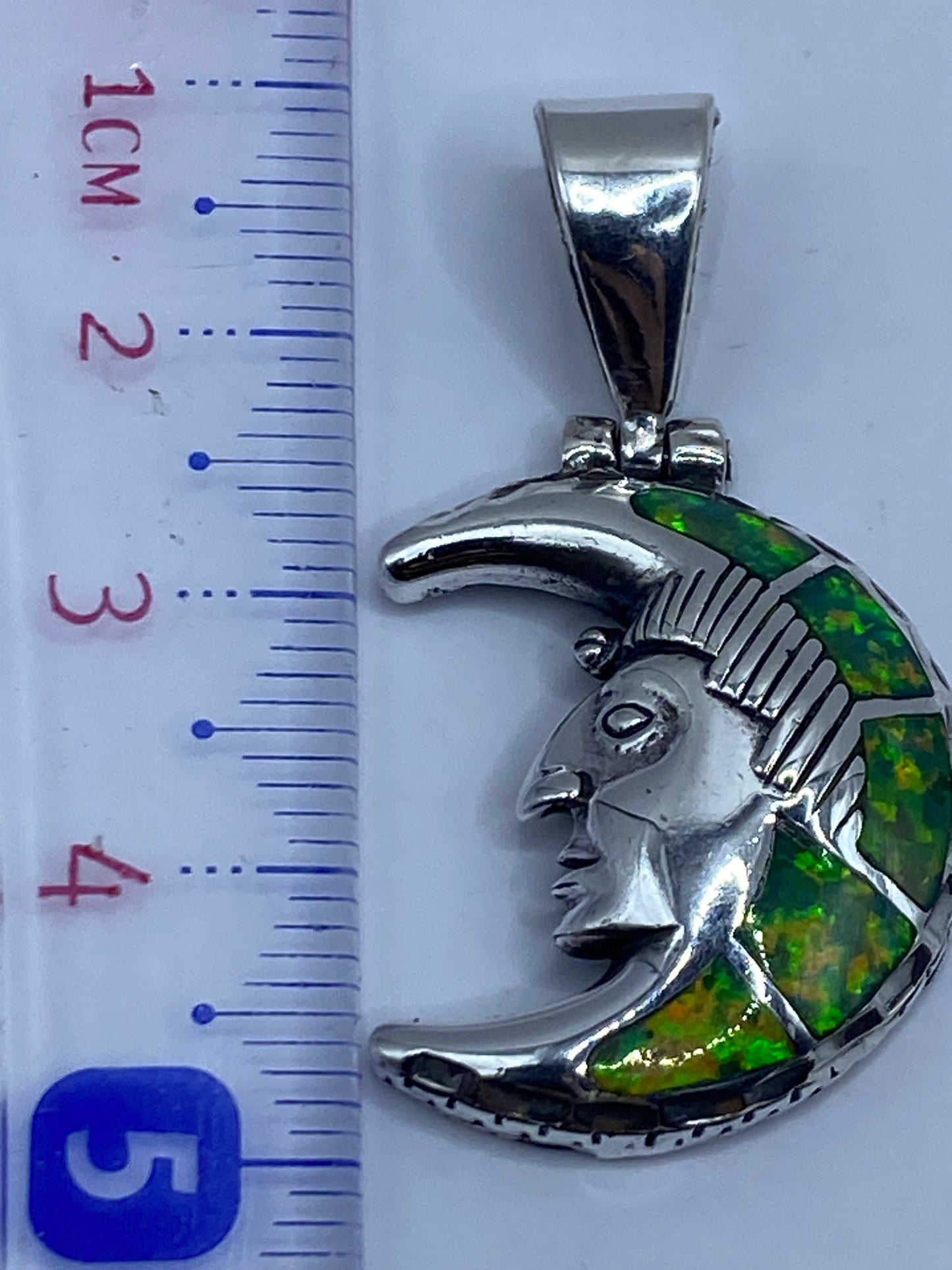 Reverso del dije lunar con textura prehispánica en plata pura .950