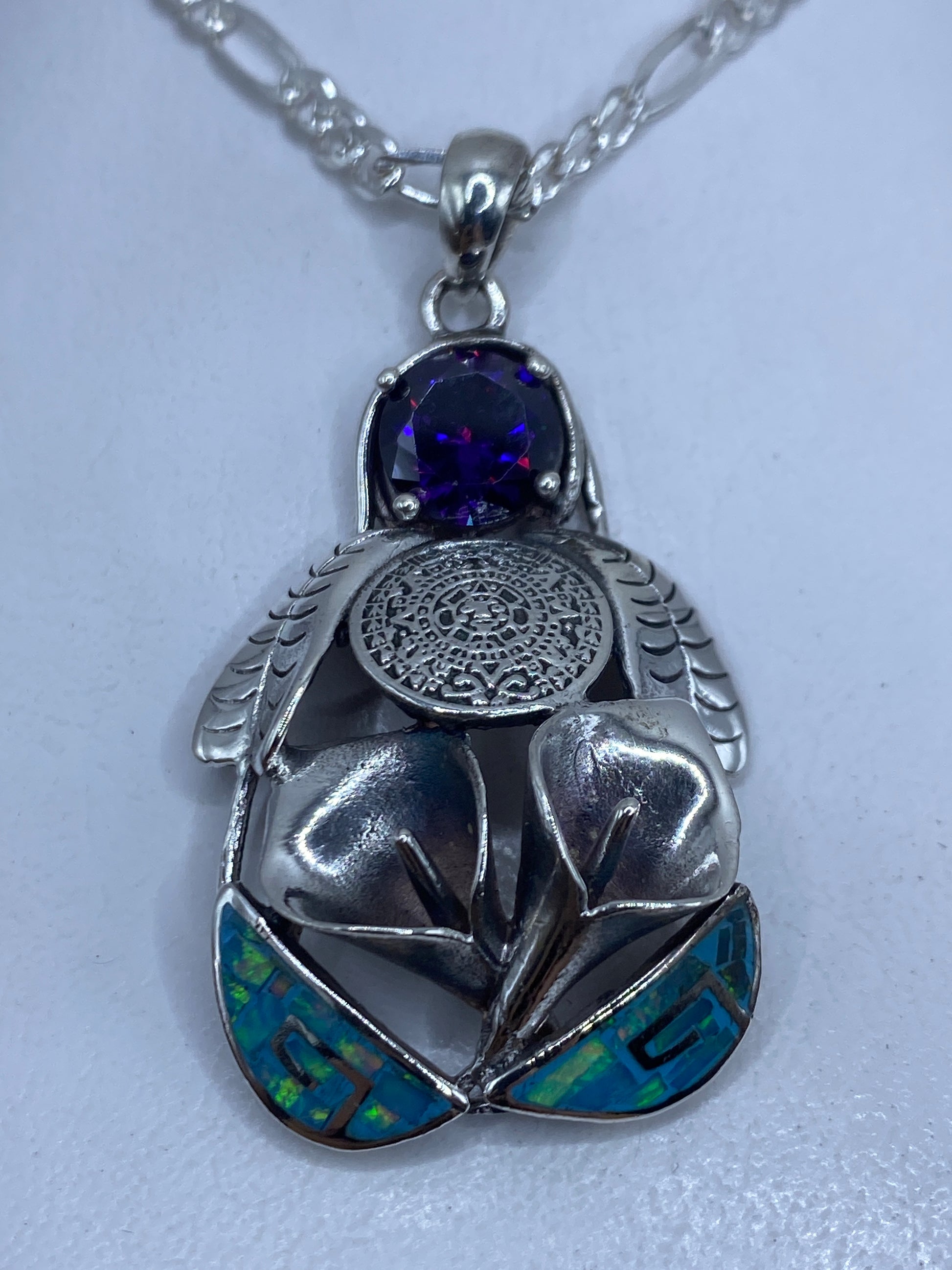 Dije escarabajo de plata .950 con ópalo de fuego azul cielo, colgante de una cadena de plata, vista frontal