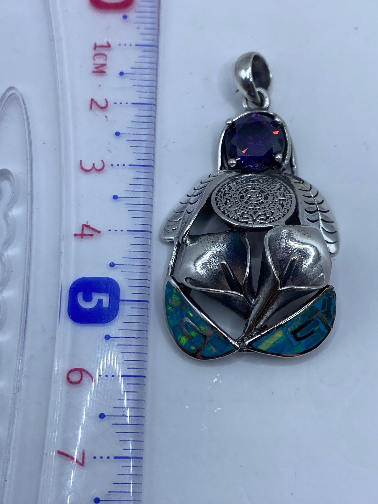 Dije escarabajo de 5.5 cm junto a una regla para comparar tamaño, Taxco