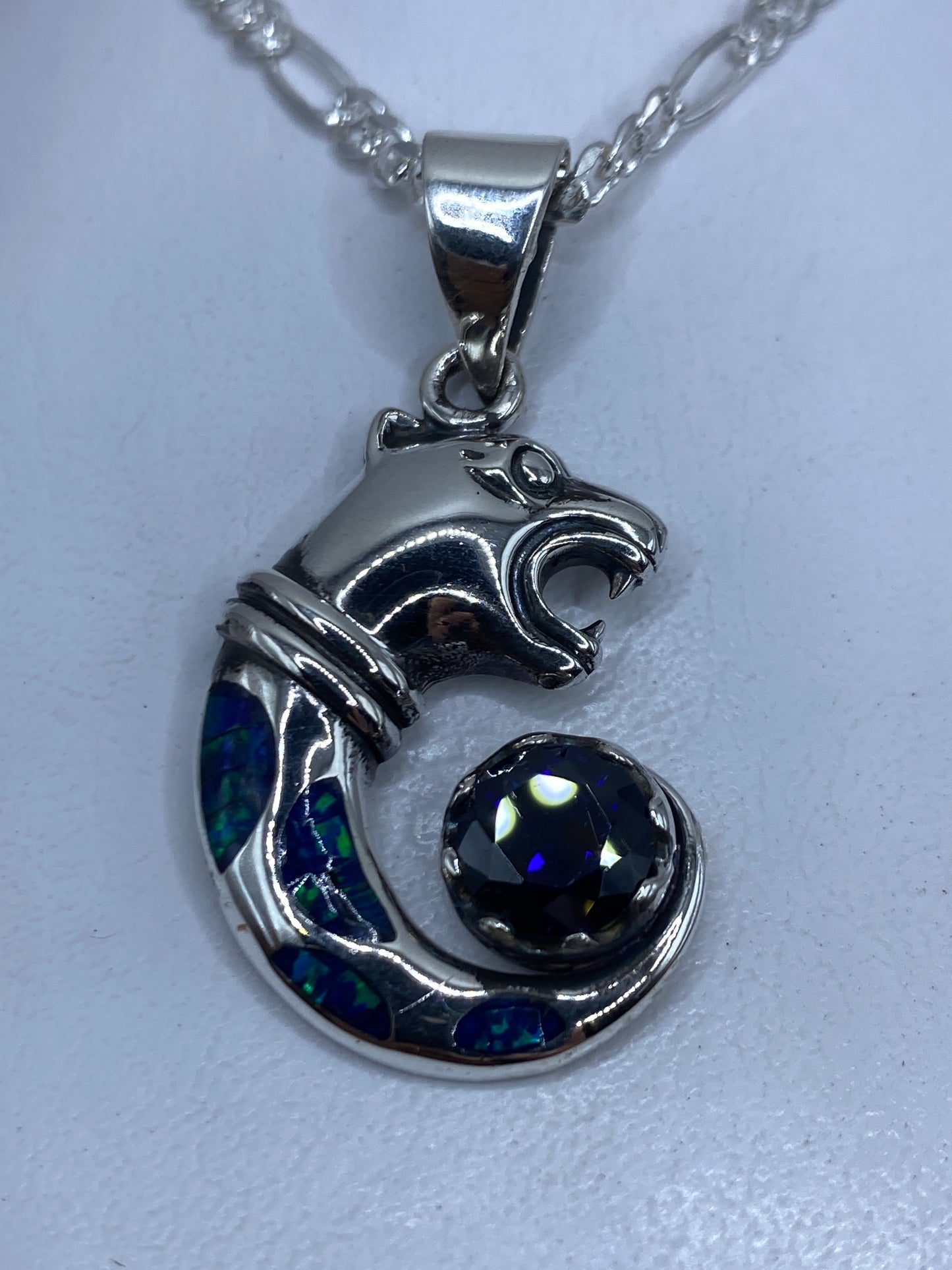 Dije de plata .950 con ópalo de fuego azul, colgante escultórico engastado a mano en Taxco