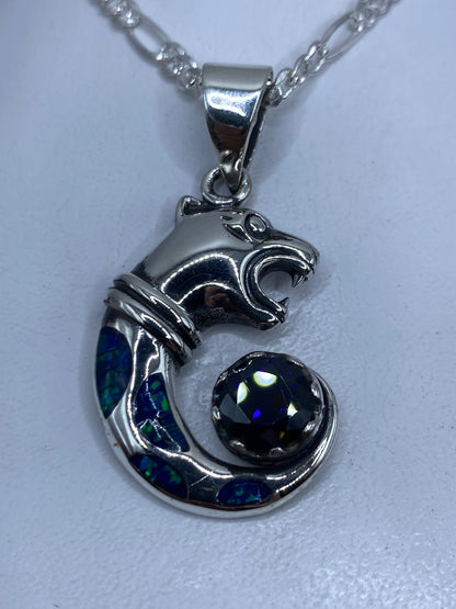Dije de plata .950 con ópalo de fuego azul, colgante escultórico engastado a mano en Taxco