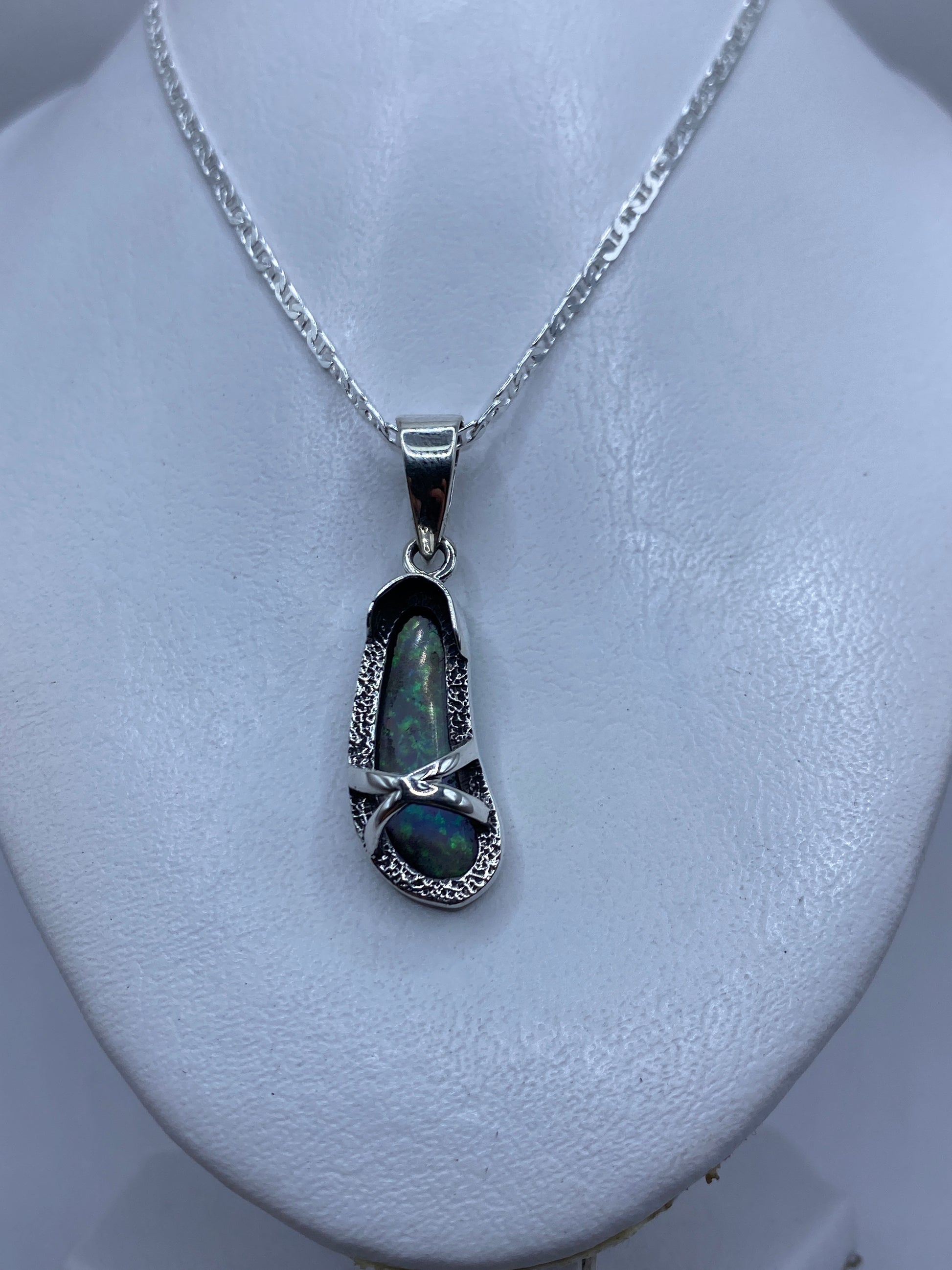 Dije de 4.5 cm de largo junto a regla, mostrando tamaño real de la piedra