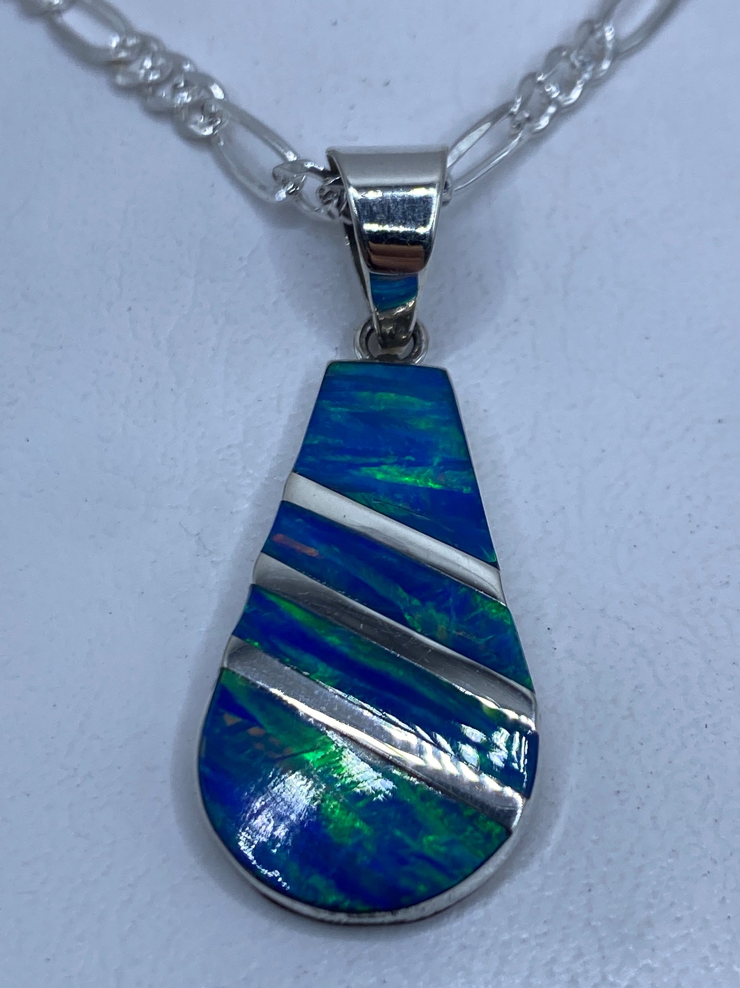 Dije de plata .950 con ópalo de fuego azul e incrustaciones de plata diagonales