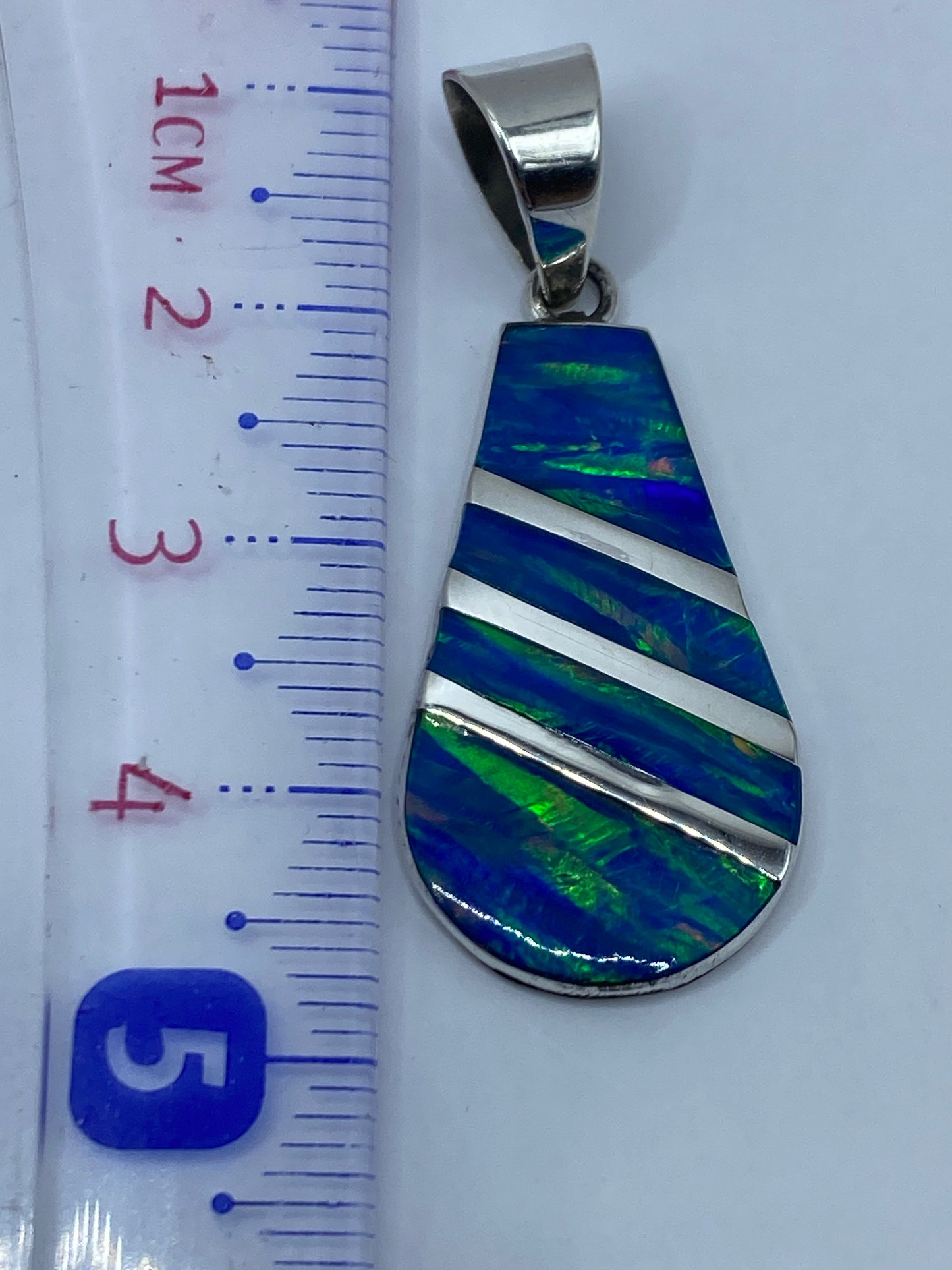 Dije sobre regla mostrando 4.1 cm de largo, sin cadena