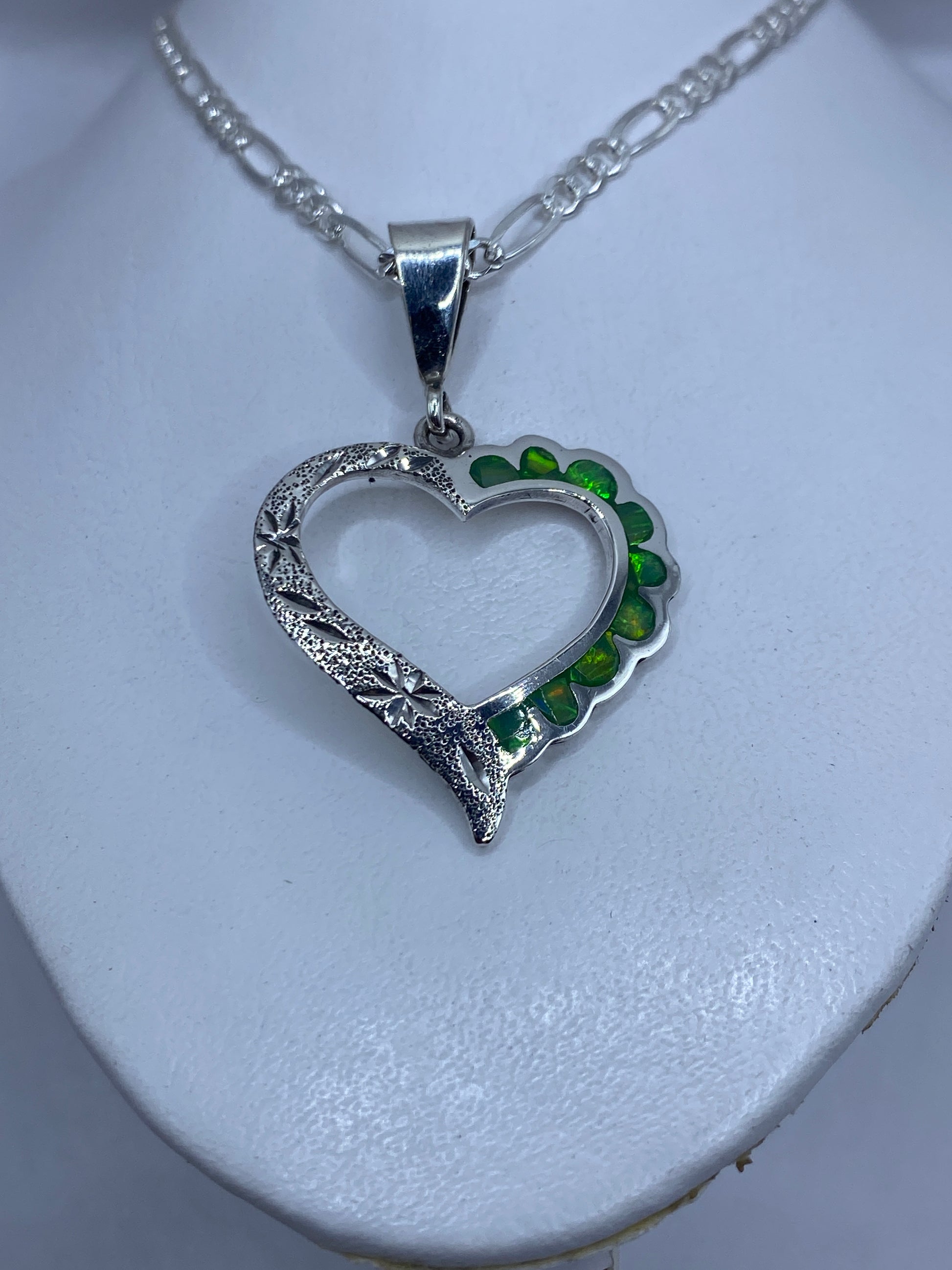 Reverso texturado del dije corazón de plata .950 con Quinto grabado
