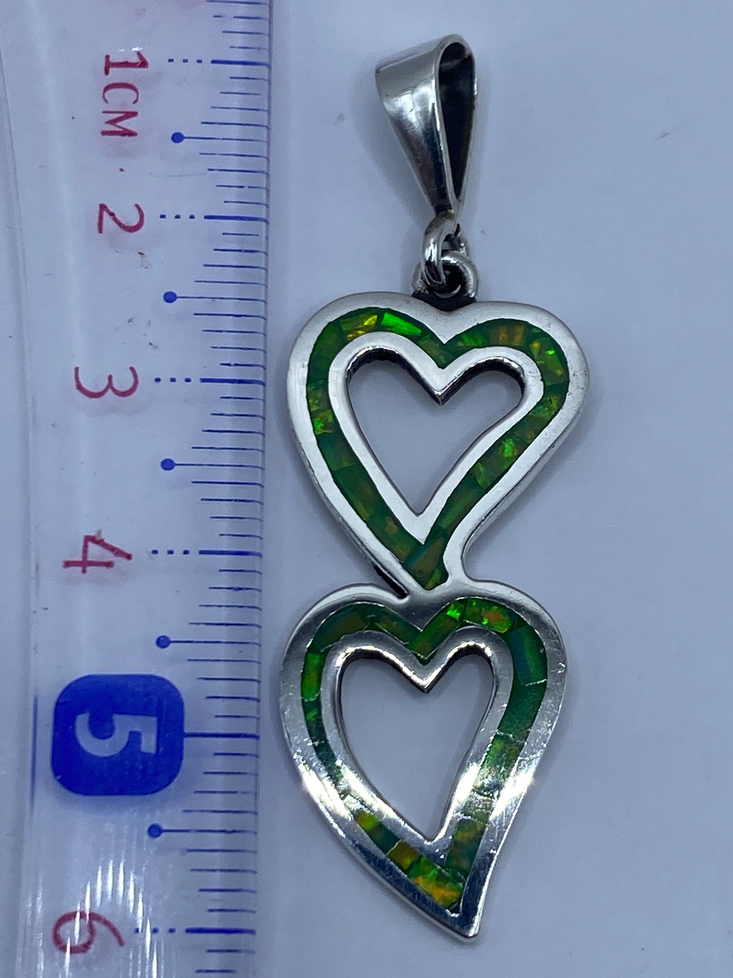 Dije sobre medidor que muestra 6.1 cm de largo total