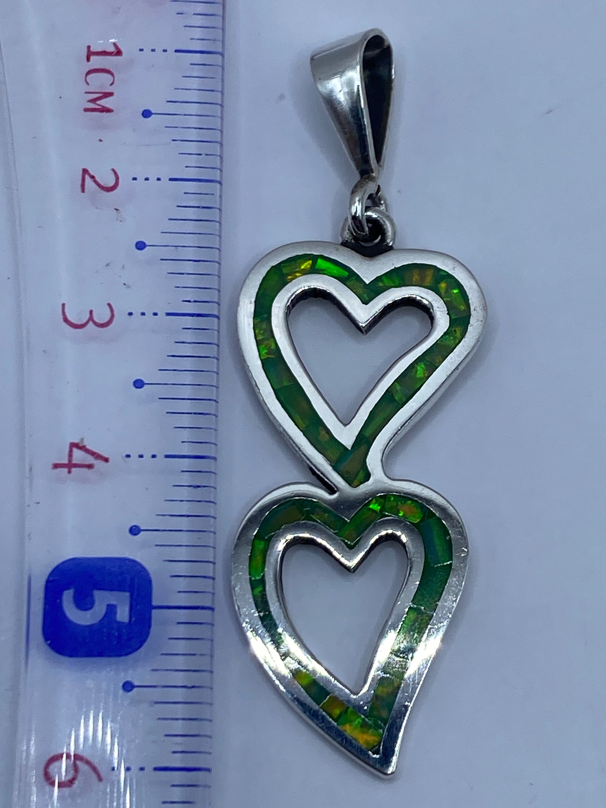 Dije sobre medidor que muestra 6.1 cm de largo total