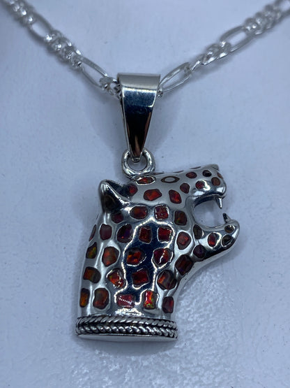 Dije jaguar en plata .950 con ópalo de fuego multicolor, colgando de cadena de plata