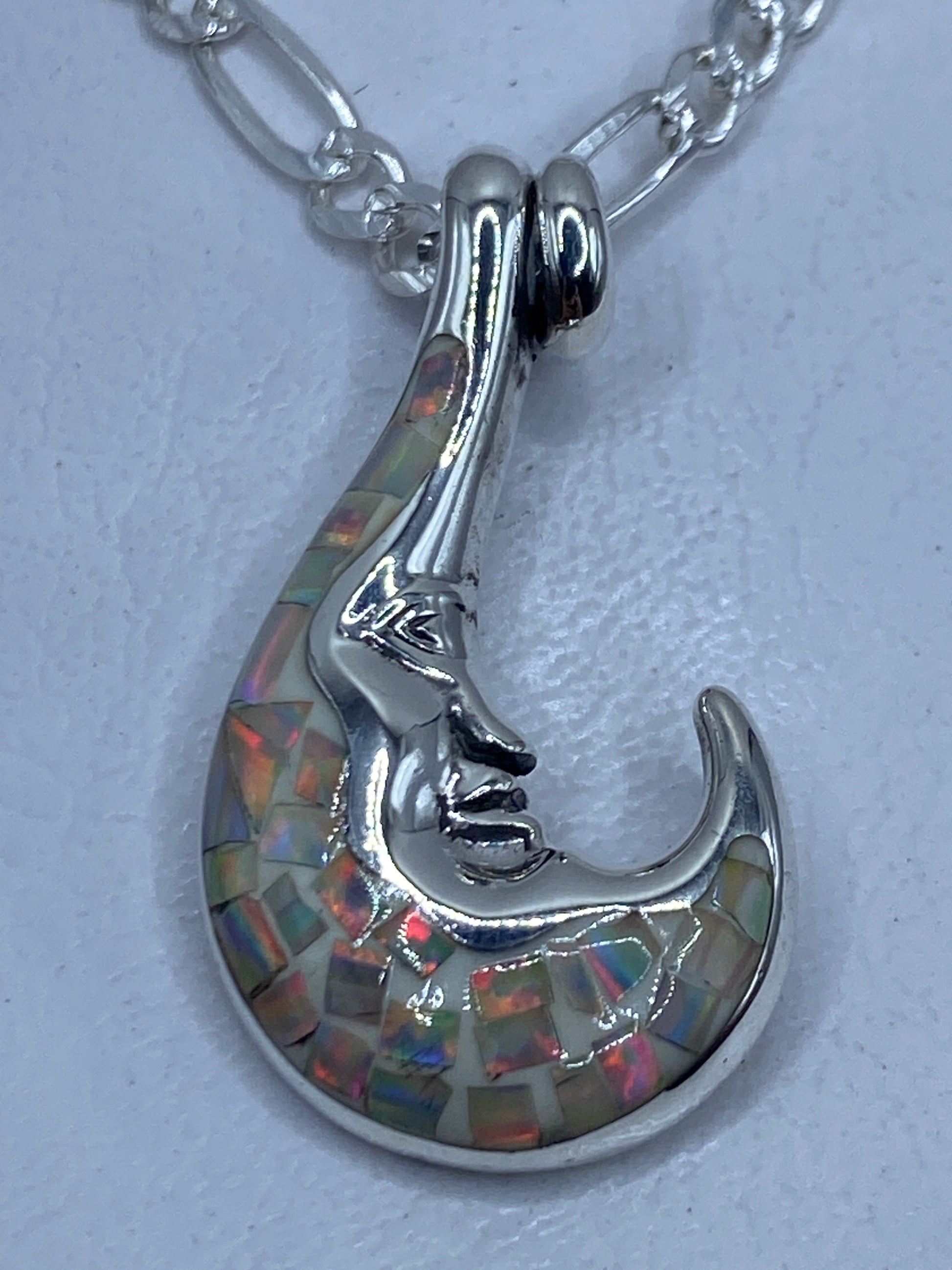 Dije gancho de plata .950 con ópalo de fuego multicolor incrustado, colgando de cadena Figaro