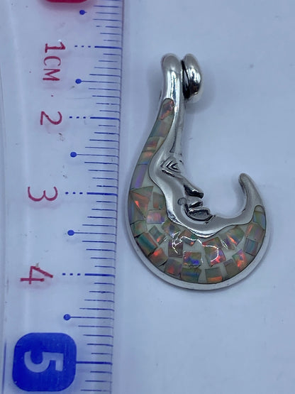 Dije de 3.8 cm junto a regla de centímetros para escala de tamaño
