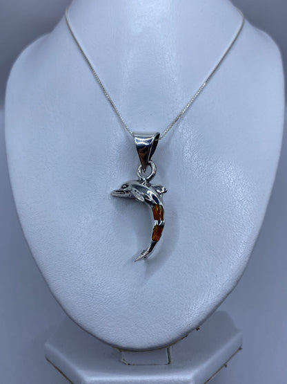 Dije de 4.3 cm sobre maniquí blanco mostrando tamaño y presencia