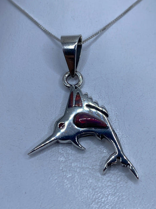 Dije de tiburón en plata .950 con ópalo de fuego multicolor, visto de frente sobre fondo blanco