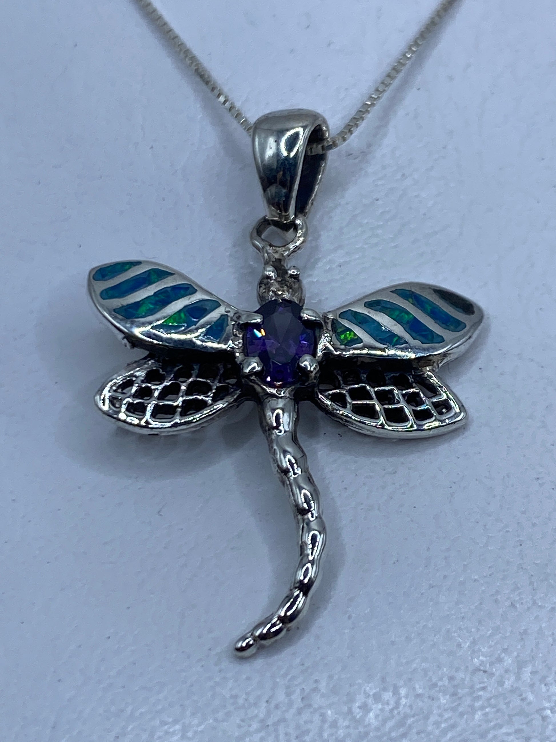Dije libélula de plata .950 con Ópalo de Fuego azul, colgando de cadena en el cuello