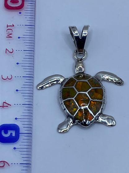 Detalle del reverso del dije mostrando el engaste a mano del ópalo y el grabado del Quinto .950