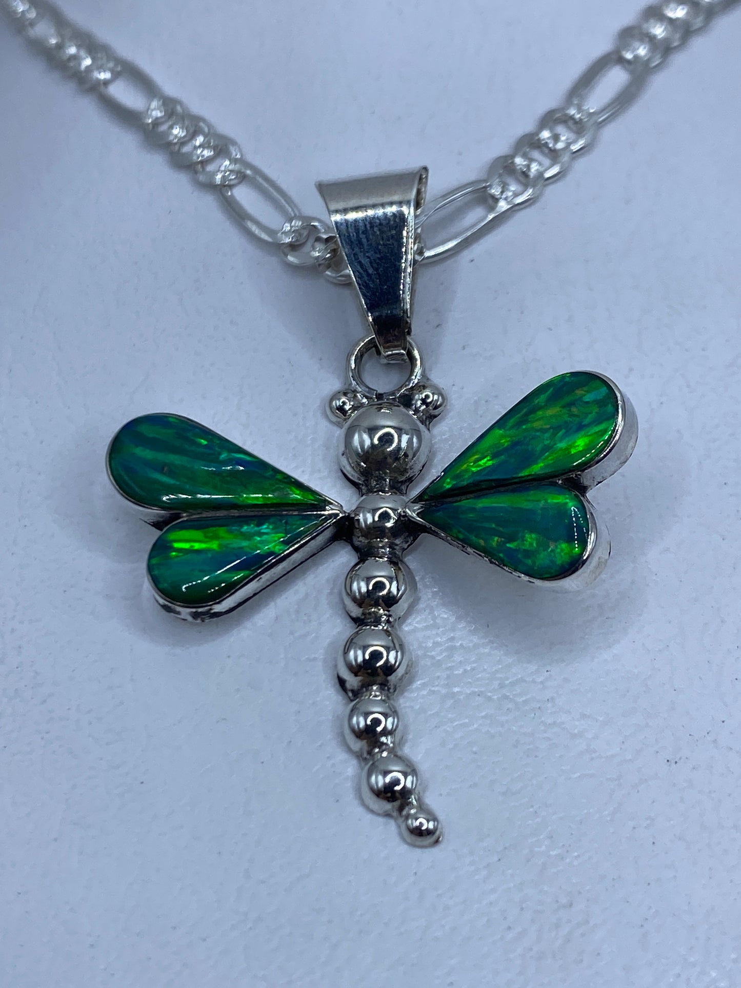 Dije libélula de plata .925 con ópalo de fuego verde limón, en forma de cruz