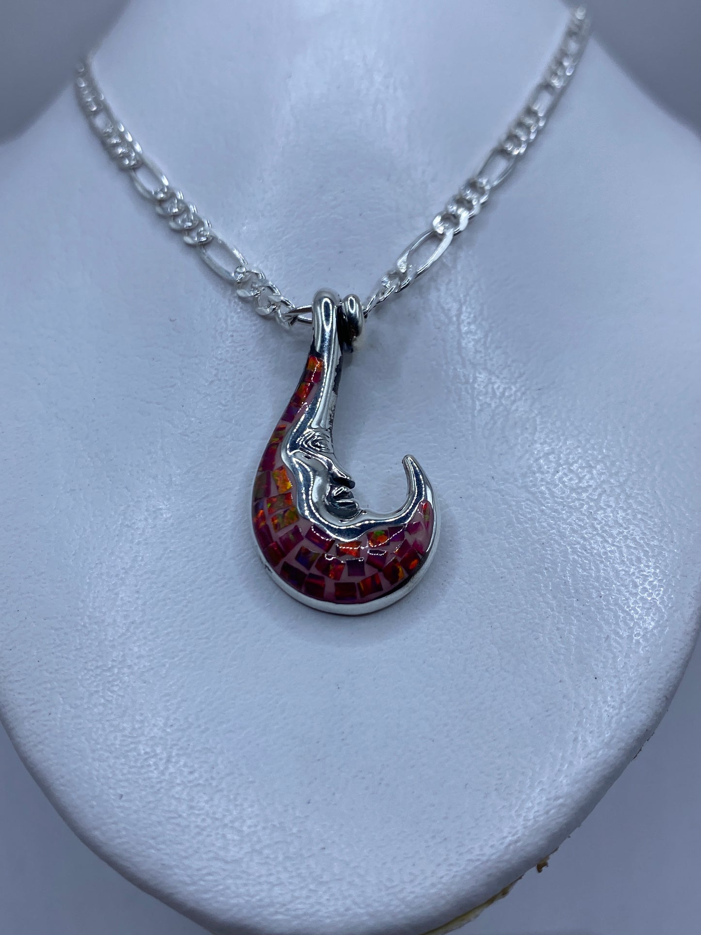 Detalle del engaste de ópalo de fuego rosa con reflejos naranjas y dorados en plata .950