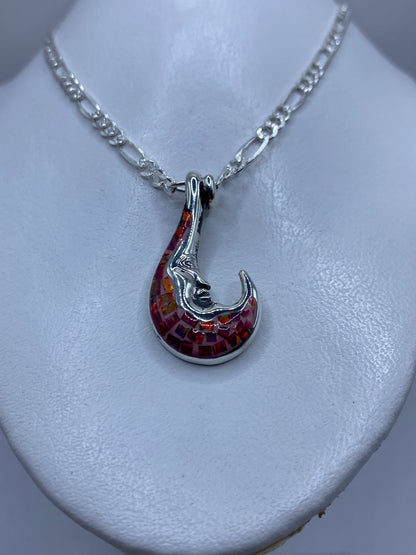 Detalle del engaste de ópalo de fuego rosa con reflejos naranjas y dorados en plata .950