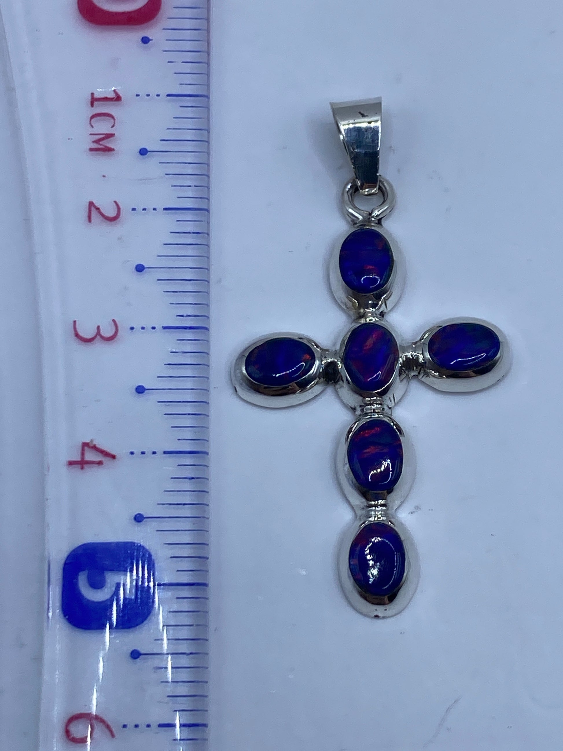 Cruz religiosa de plata llevada al pecho, tamaño real de 5.1 cm