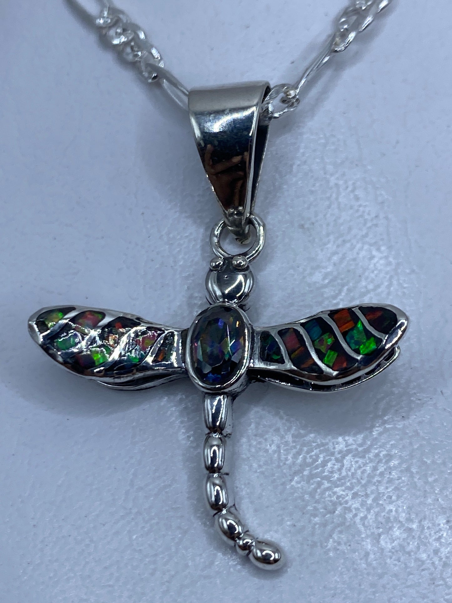 Libélula en plata .950 con ópalo de fuego multicolor en alas abiertas, colgante