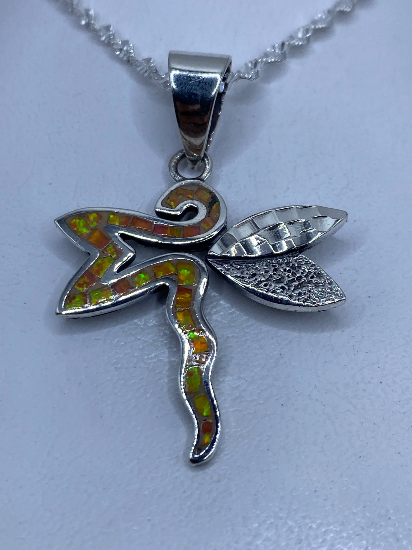 Dije dragonfly de plata .950 con ópalo de fuego naranja, alas texturizadas y cuerpo incrustado