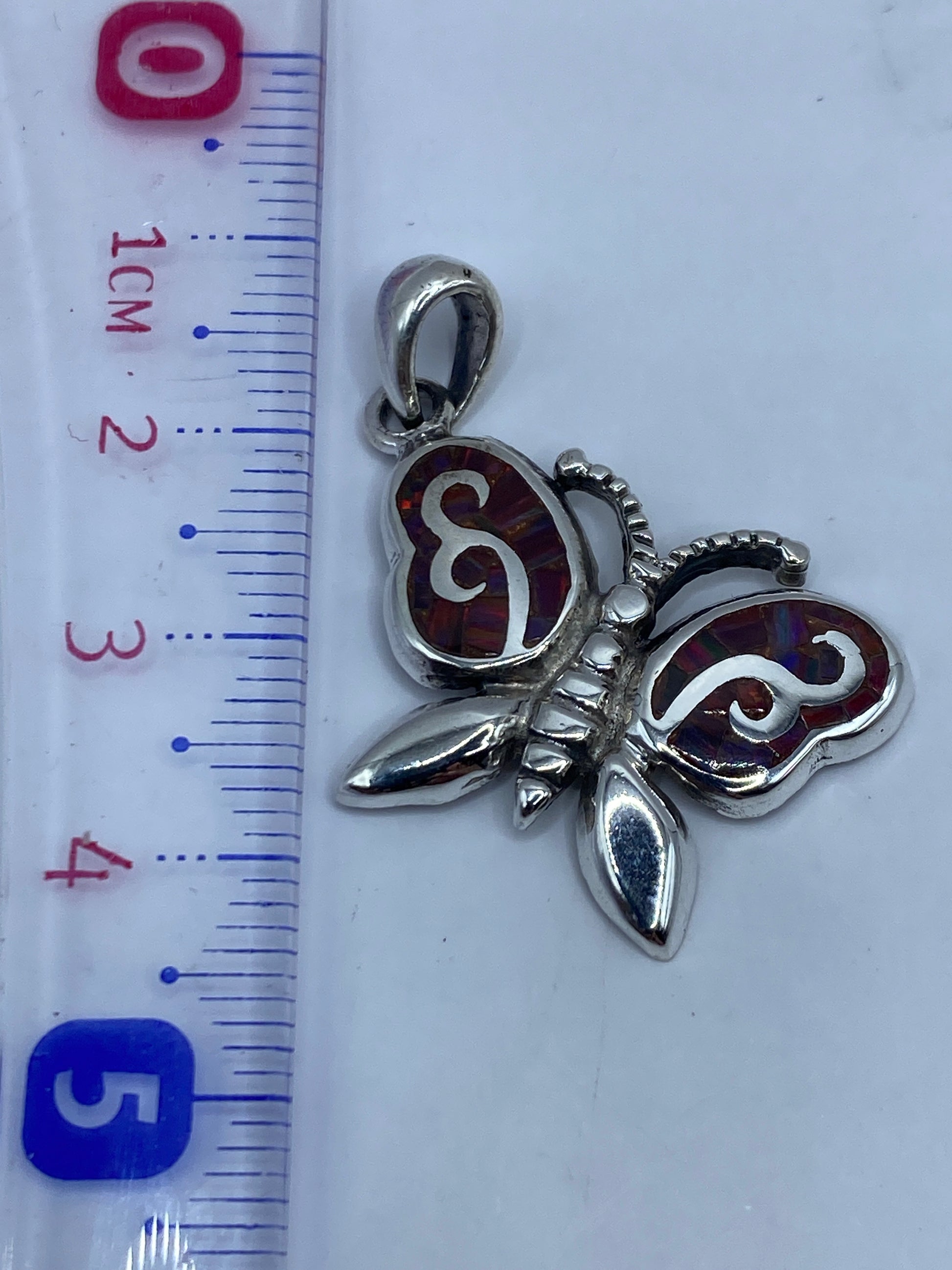 Mariposa de plata vaciada en fundición, alas caladas, detalle artesanal de Taxco