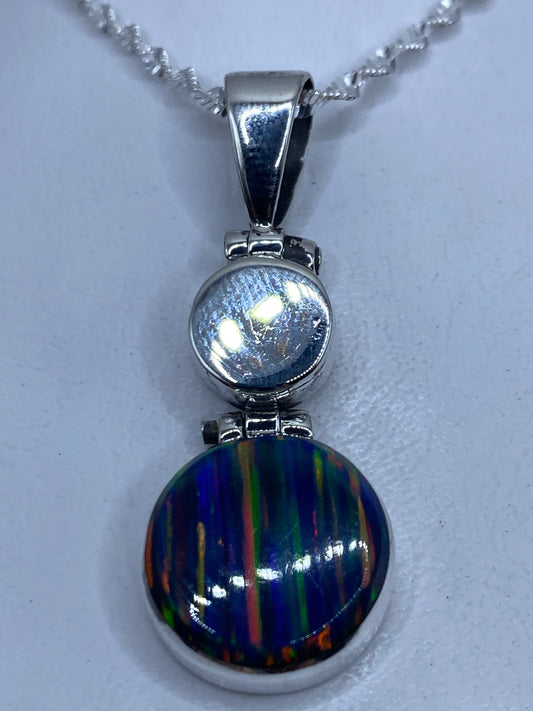 Dije de plata .950 con ópalo de fuego multicolor colgando en cadena de plata