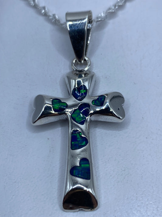 Dije cruz de plata .950 con ópalo de fuego azul engastado, sobre cadena de plata
