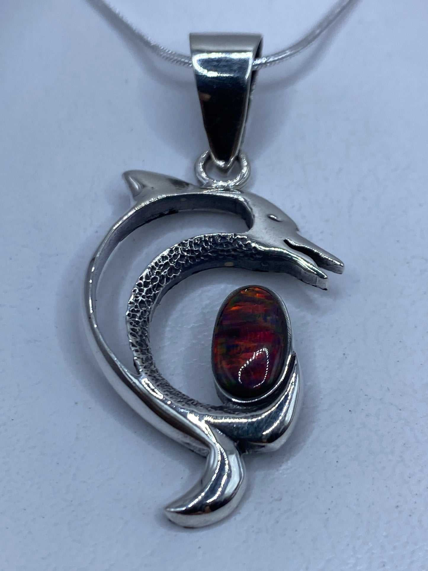 Dije serpiente de plata .950 con ópalo de fuego multicolor engastado a mano