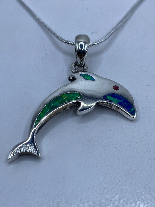 Dije de plata con ópalo de fuego multicolor en tonos verdes y azules, colgado en cadena de plata