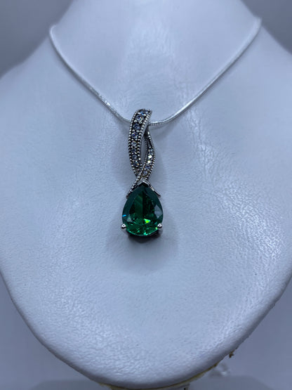 Detalle del engaste a mano de la circonia en plata .925