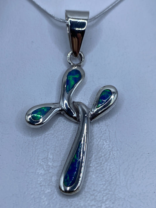 Dije cruz de plata .950 con opalo de fuego azul, sobre cadena de plata