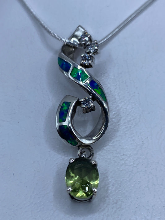 Dije de plata con Ópalo de Fuego azul en forma de gota, colgante en cadena de eslabones